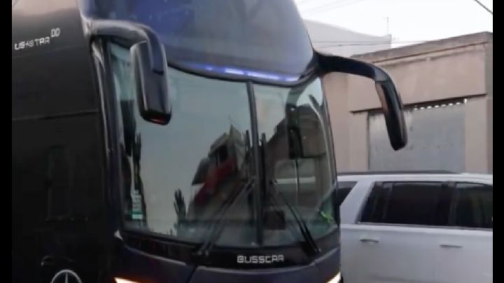 Final: Apedrean autobus de Tigres a su llegada al Estadio Azteca