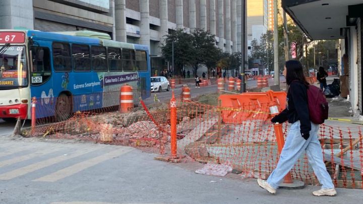 Obras en avenida Ocampo presentan retraso; peatones sufren las consecuencias