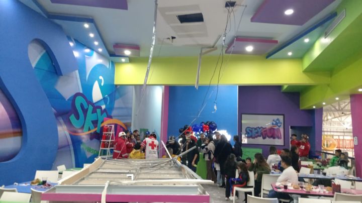 Se desploma 'cielo falso' de salón de fiestas en Monterrey; hay 5 niños heridos