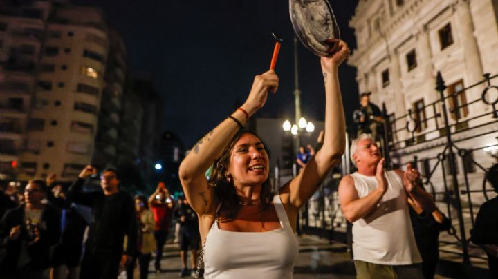 Argentinos protestan con cacerolas contra plan de economía de Javier Milei