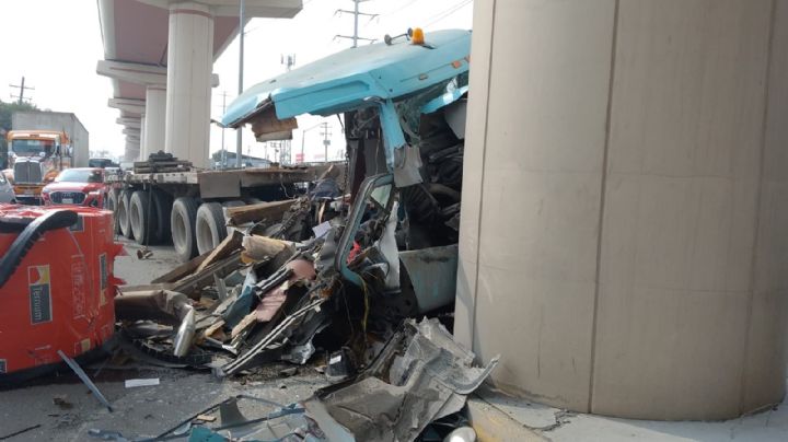 Chofer sobrevive a choque de tráiler con columna del metro Línea 3