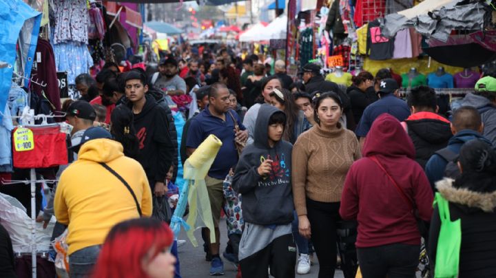 Por compra de regalos, regios se adueñan de calles en el centro de Monterrey