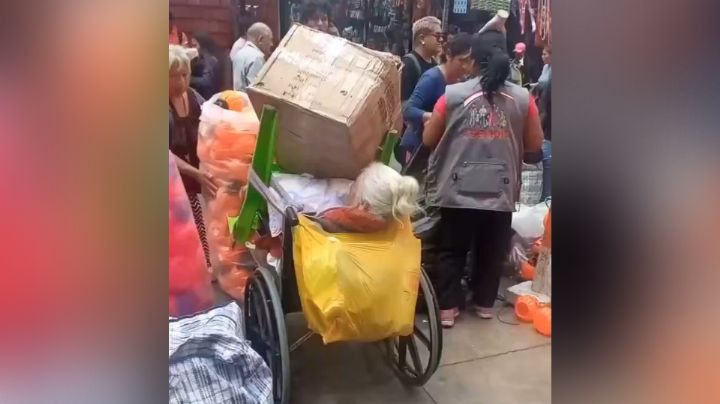Usan a abuelita como 'carro de mandado', indigna en redes sociales