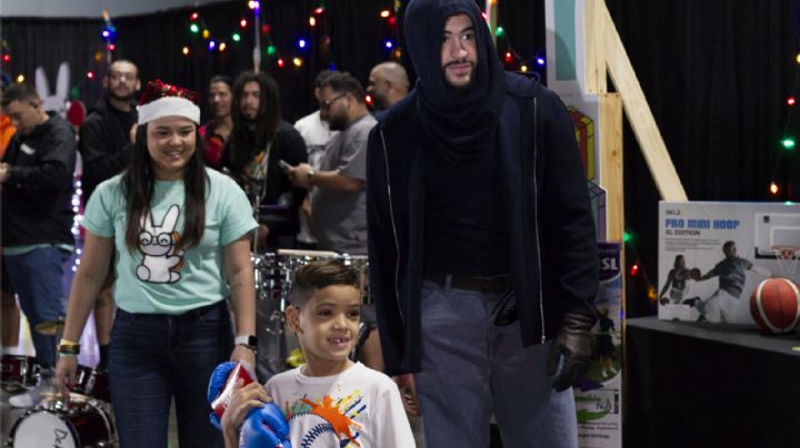 Bad Bunny entrega en Puerto Rico obsequios navideños a niños y jóvenes