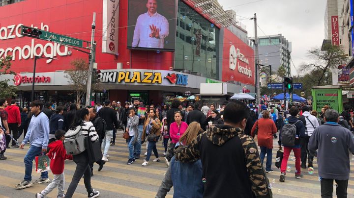 Regios acuden al centro de Monterrey a hacer compras de pánico previo a Navidad