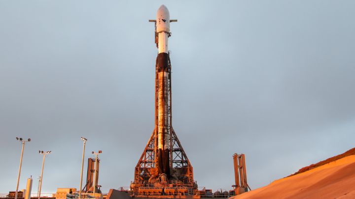 Fuertes vientos y olas provocan que cohete de SpaceX caiga de plataforma