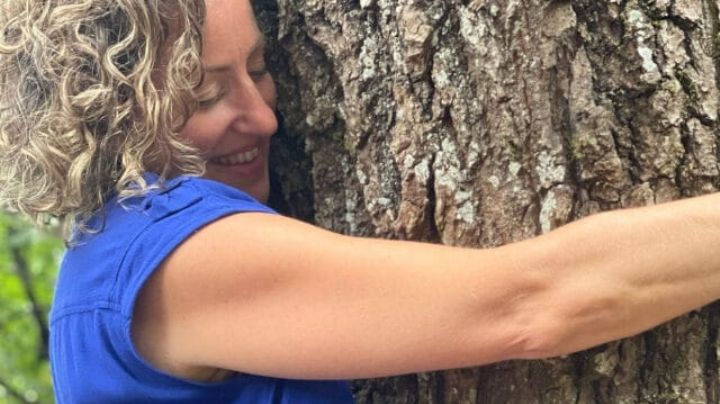 Mujer se declara 'ecosexual' tras sentirse atraída por un árbol en Canadá