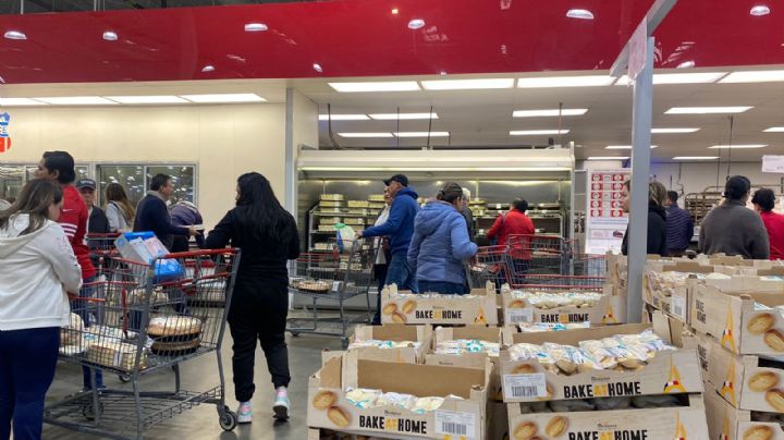 Regios buscan pasteles y cuernitos de Costco para cena de fin de año