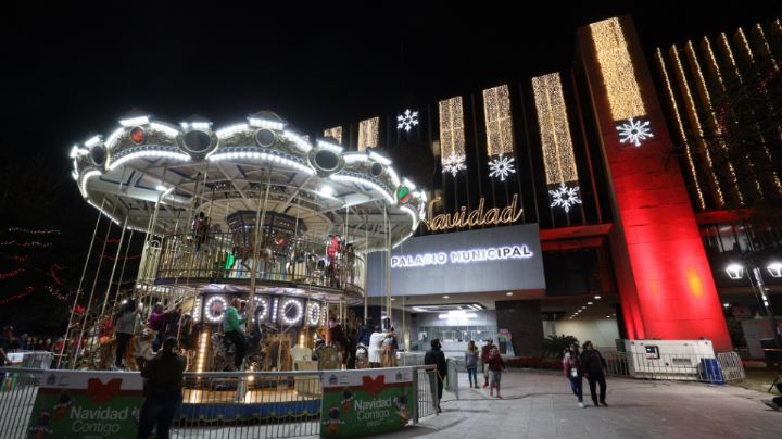 Regios disfrutan de las atracciones navideñas en Monterrey