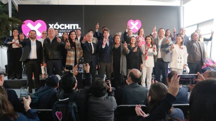 Acompañada por sus hijos, Xóchitl Gálvez presenta a su equipo de precampaña
