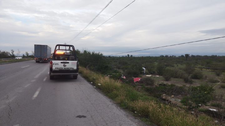 Hallan cuerpo calcinado en carretera a Colombia, en Salinas Victoria