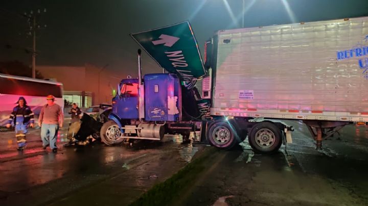 Tráiler se brinca camellón e impacta a vehículos en Escobedo