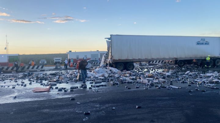 Tráiler se queda sin frenos, choca camioneta que se encontraba en caseta y mata a 2