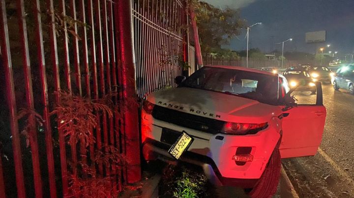 Mujer choca contra tráiler y se estrella contra valla metálica de Parque Fundidora