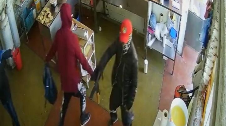 Queman taquería con empleados por no pagar 'derecho de piso'