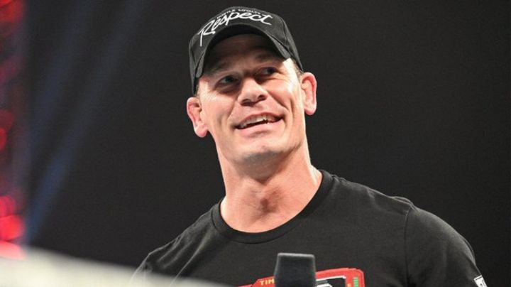 Captan al luchador John Cena usando mini falda y tacones