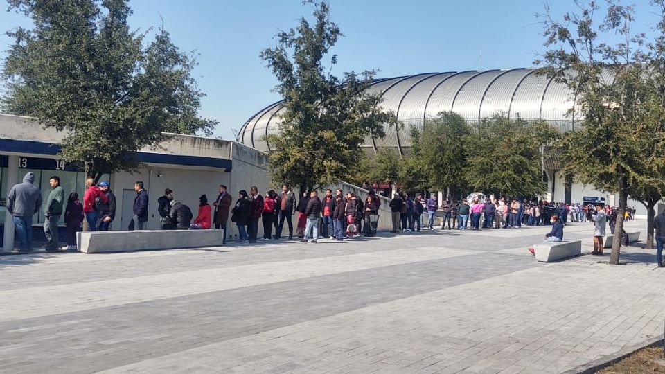 Aficionados de Rayados hicieron largas filas para conseguir su boleto para el partido contra Toluca