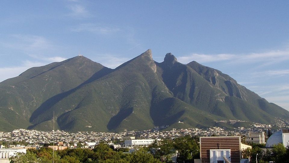 El Cerro de la Silla cuenta con una exuberante vegetación riparia y matorrales submontanos.