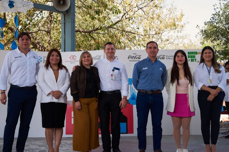 Luis Donaldo Colosio, Alcalde de Monterrey; Brenda Lizbeth Sánchez, Secretaria de Desarrollo Urbano Sostenible; Nina Carolina, Directora de Educación de Monterrey; Enrique Pérez Barba, director de Arca Continental México; Mario García, vicepresidente de Operaciones de Franquicia de Coca-Cola México y Ana Paula Mejorada, directora de Isla Urbana