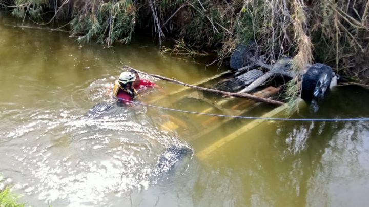 Encuentran 6 cuerpos adentro de camioneta en acequia de Pesquería