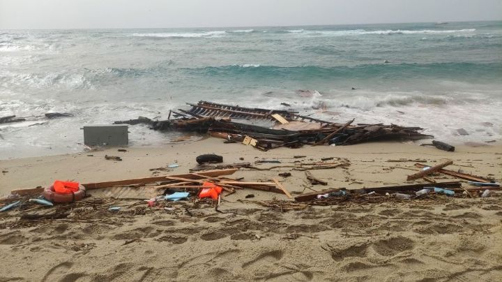 Mueren ocho migrantes tras naufragar un bote a las costas de California