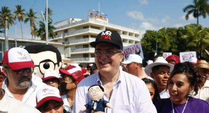 Marcelo Ebrard marcha con miles de simpatizantes durante el 8M en Acapulco