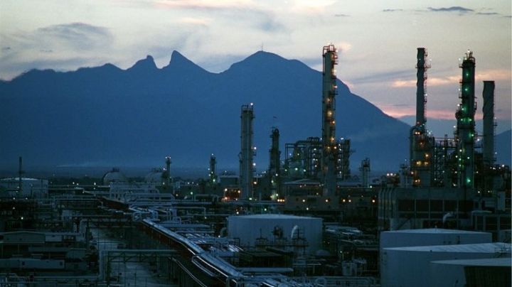 Miguel Treviño reúne cuatro mil 100 firmas contra refinería de Pemex en Cadereyta