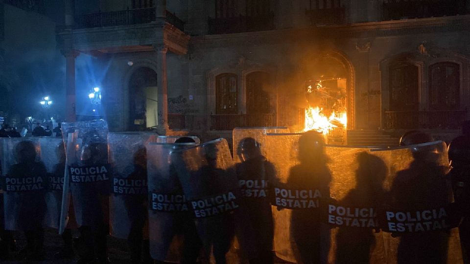 Elementos de Fuerza Civil durante las manifestaciones del 8M en Nuevo León.