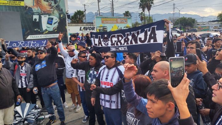 Aficionados de Rayados hacen caravana hacia el Estadio Universitario