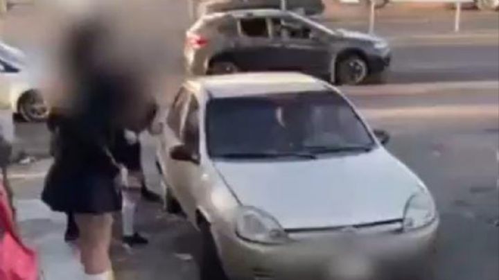 Alumnas de prepa apedrean auto de hombre acosador