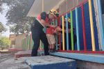 PC Escobedo rescata a niño atorado en barandal de kínder