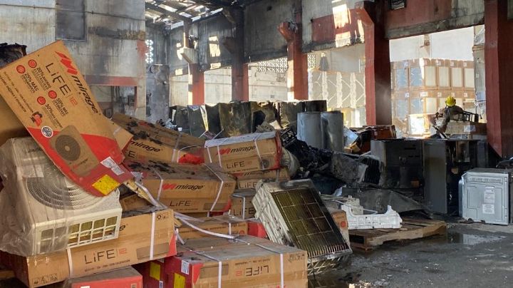 Incendio consume aires acondicionados en fábrica de Monterrey
