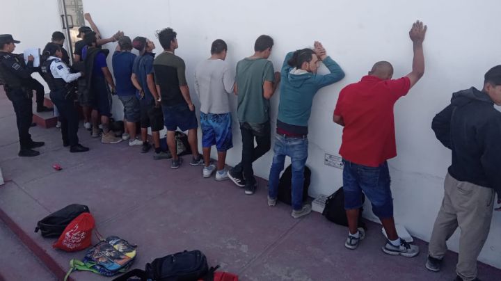 Detienen a 20 limpiaparabrisas tras operativo en cruceros en Escobedo