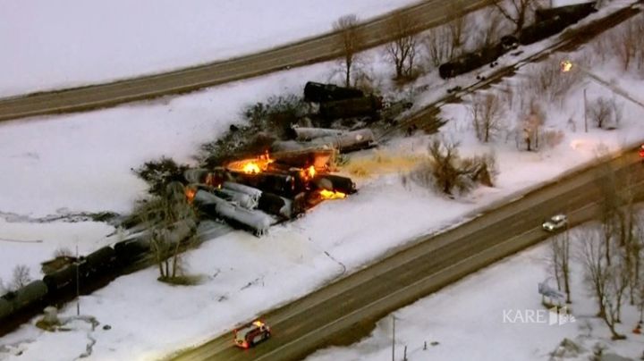 Se incendia tren con etanol tras descarrilarse en Minnesota, EU