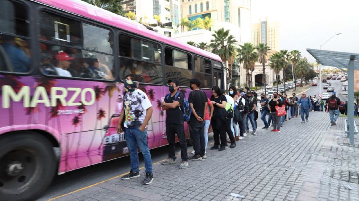 Miles de habitantes de la periferia en NL viven en camión hasta 8 horas diarias