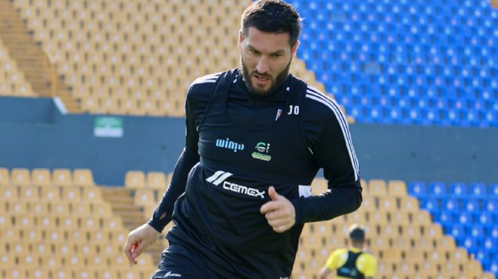 Gignac invita al Estadio Universitario a niño que venció al cáncer