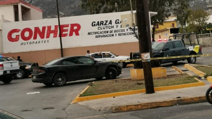 Matan a 2 hombres a bordo de un taxi en Santa Catarina