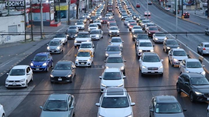 Regresan alumnos a clases y el tráfico a las calles de Nuevo León