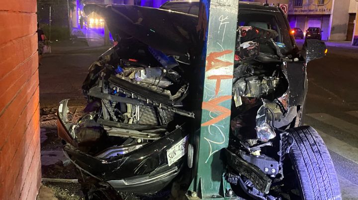 Por pasarse el rojo, camioneta de lujo queda hecha trizas al chocar con Metrobús