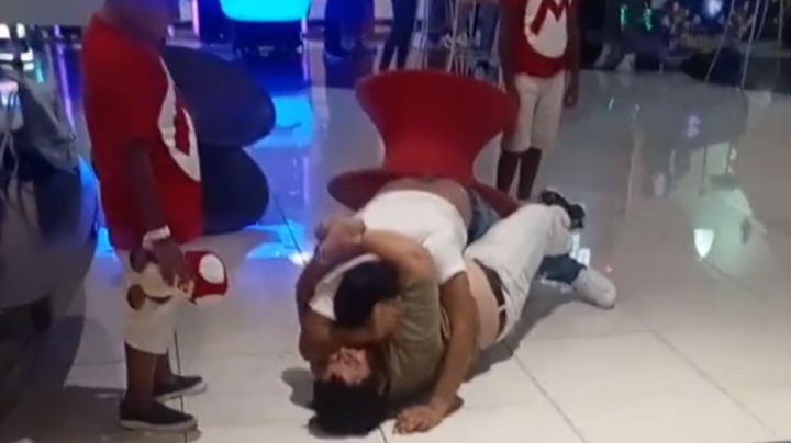 ¡Y frente a sus hijos! Padres pelean por silla pirinola en Cinépolis