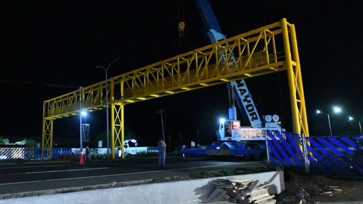 Puente peatonal en la Carretera Nacional se encuentra en su etapa final