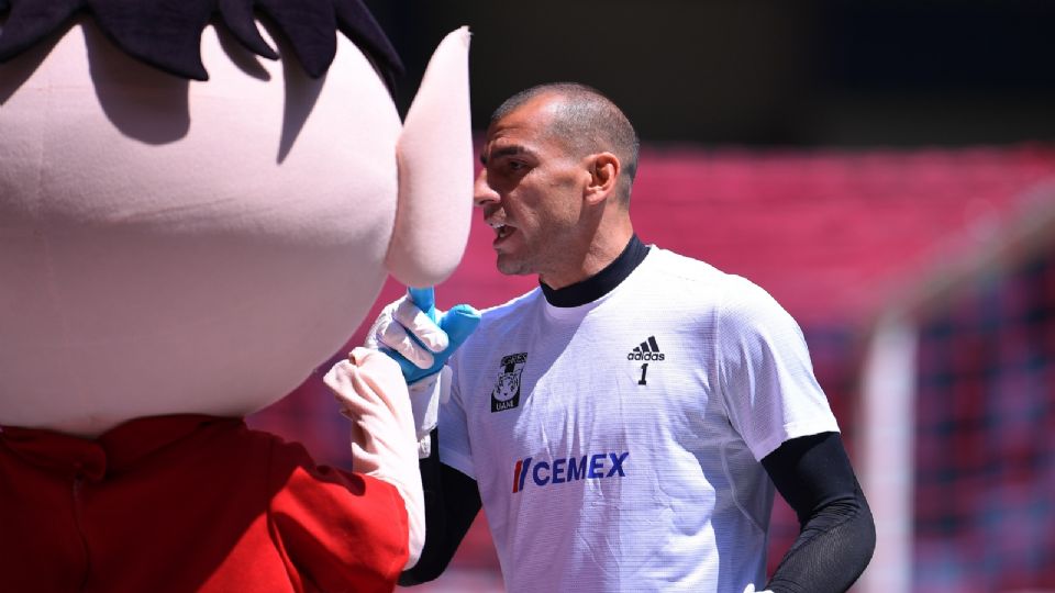 El portero de Tigres, Nahuel Guzmán, se hizo de palabras con la mascota de Toluca en el calentamiento.