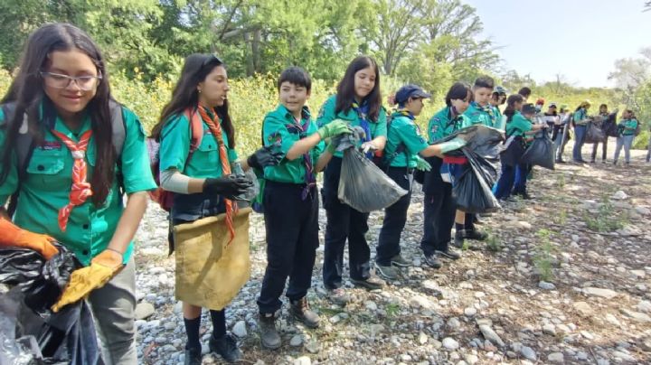 Más de 100 jóvenes realizan limpieza en río la Silla