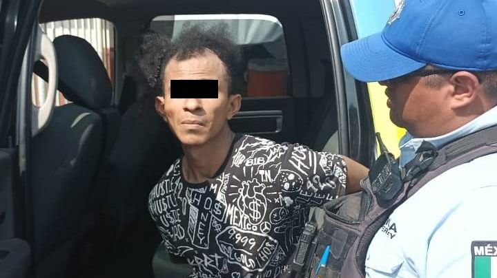 Reclama comida gratis y amaga con machete frente a iglesia en Monterrey