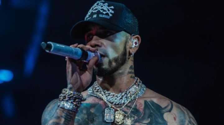 Será que Feid la dejó: Anuel AA envía mensaje a Karol G en concierto