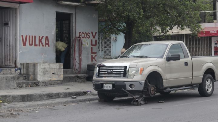 Vulcas y talleres obstruyen vía pública en área metropolitana de Monterrey