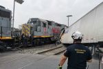 Tren embiste tráiler que trasportaba 20 toneladas de vitropiso en Monterrey