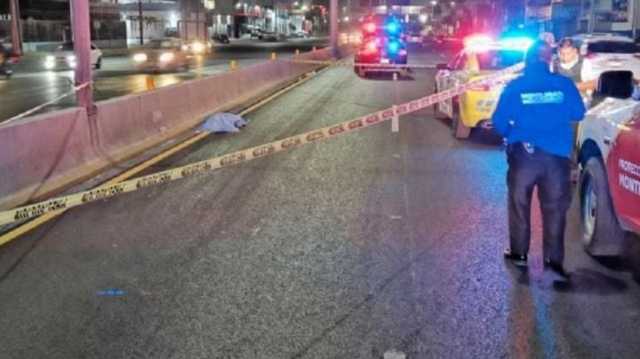 Muere motociclista al caer de puente en Garza Sada