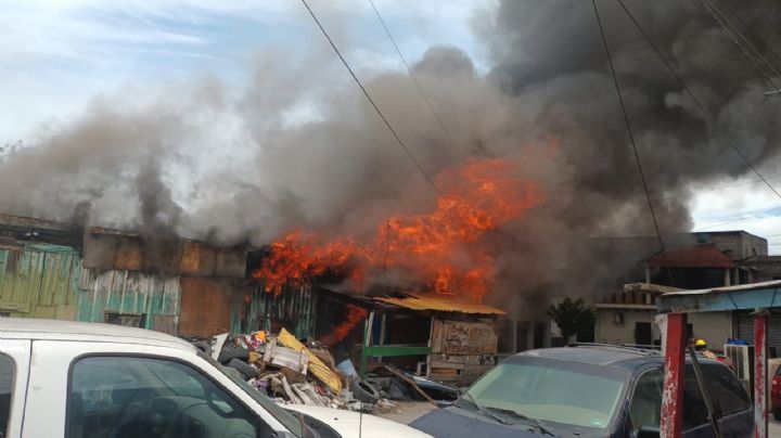 Se incendian 10 tejabanes cerca de avenida Félix U. Gómez
