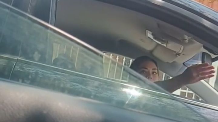 Mujer pelea 'su estacionamiento personal' frente a plaza en Monterrey